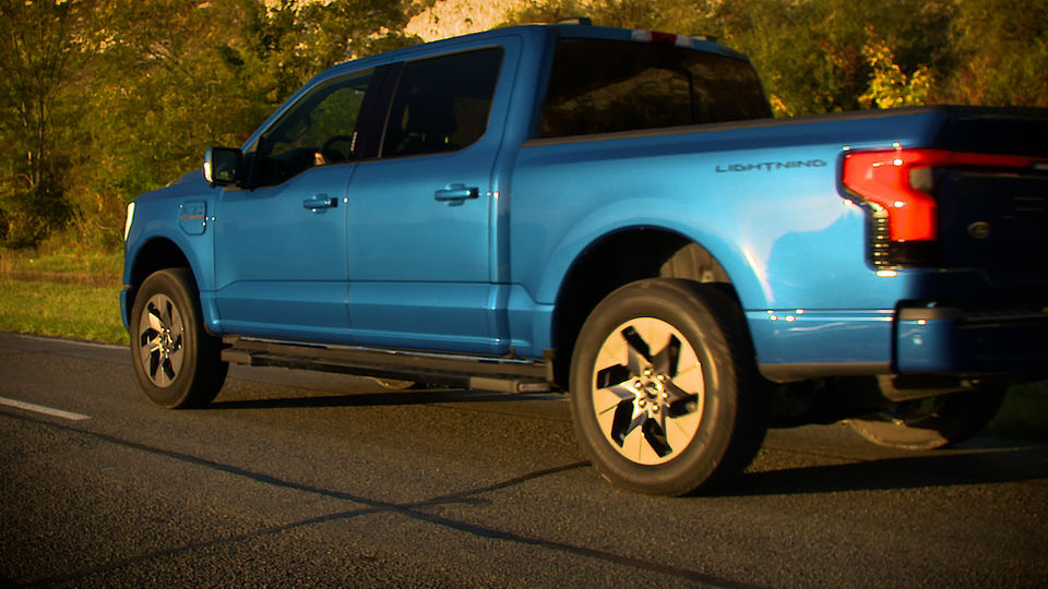 FORD F 150 LIGHTNING SURDIMMENSIONNÉ